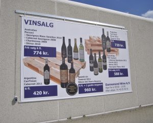 Banner på væg med hejsesystem